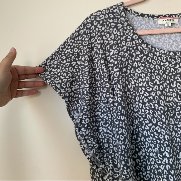 Andree by Unit Blouse Gray & White Leopard Print Short Sleeve Scoop Neck Size 1X - Picture 2 of 5